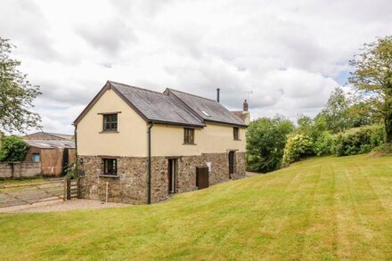 THORNY TALLET, pet friendly, character holiday cottage in Okehampton