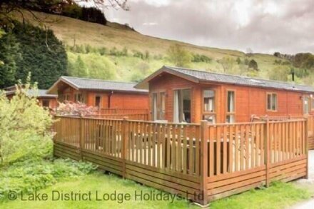 ROE DEER LODGE, pet friendly, with hot tub in Windermere