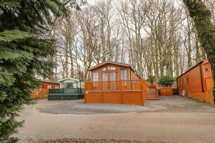 SQUIRRELS SNUG, family friendly, with hot tub in Windermere