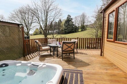 TROUTBECK LODGE, pet friendly, with hot tub in Windermere