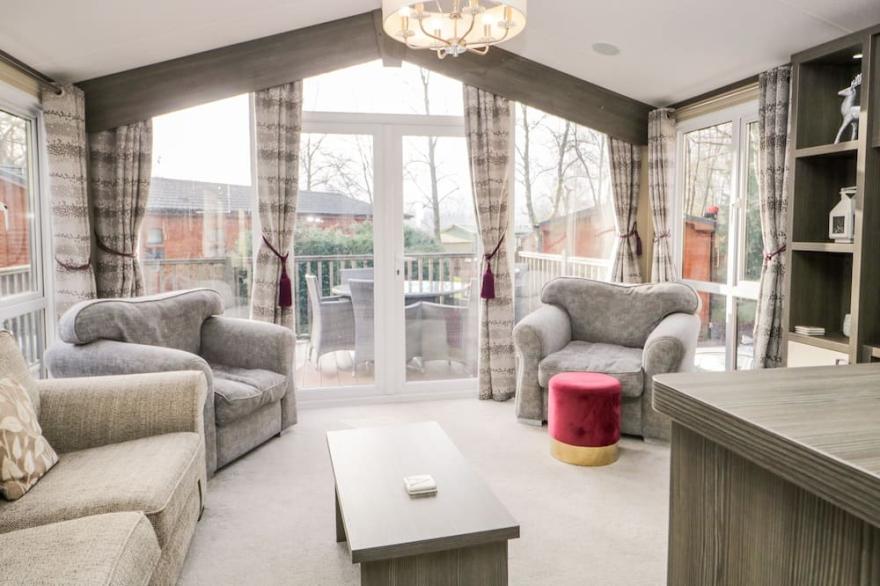 WOODPECKER LODGE, family friendly, with hot tub in Windermere