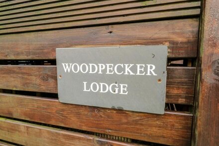 WOODPECKER LODGE, family friendly, with hot tub in Windermere