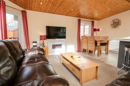 STRIDING EDGE LODGE, family friendly, with hot tub in Windermere