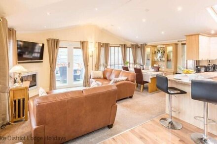 ELDER LODGE, pet friendly, with hot tub in Windermere