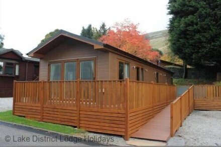 LAKELAND VIEW LODGE, pet friendly, with hot tub in Windermere