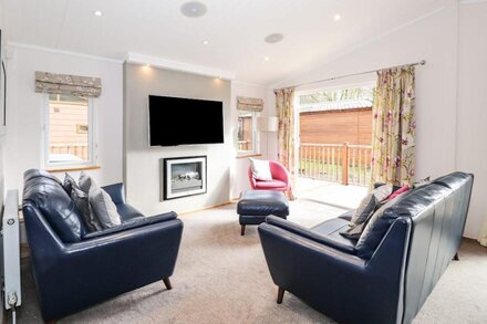 RIDGWAY LODGE, family friendly, with hot tub in Windermere