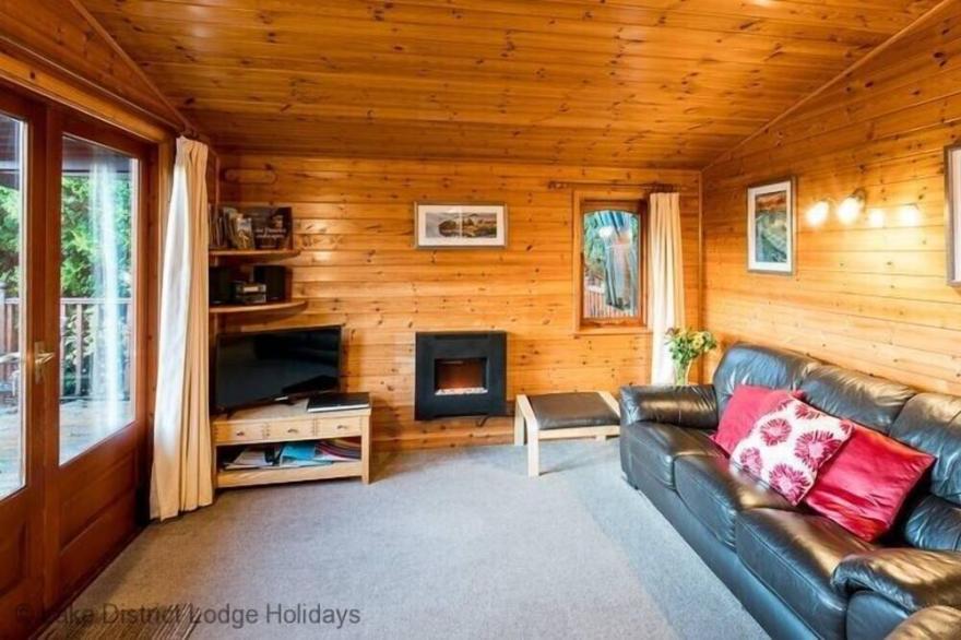 BRAMBLE BANK LODGE, pet friendly, with hot tub in Windermere