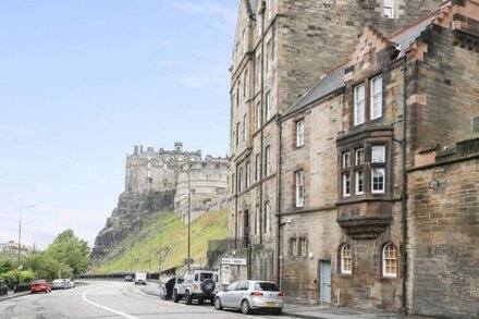 ALTIDO 2-BR Apt directly next to Edinburgh Castle