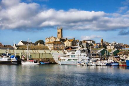 Little Galleon is an end of terrace cottage in the centre of Penzance with parking