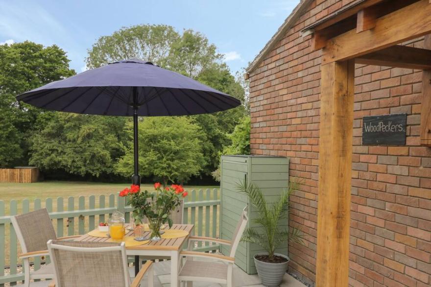 WOODPECKERS, Pet Friendly, With Pool In Alresford, Colchester