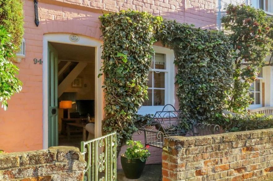 Ivy Cottage - sleeps 4 guests  in 2 bedrooms