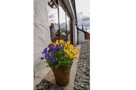 OLD SAWREY STORES, romantic, with a garden in Far Sawrey