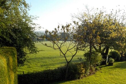 Glebe Barn, Detached Quaint Barn Conversion in Farlow, Shropshire DOGS WELCOME