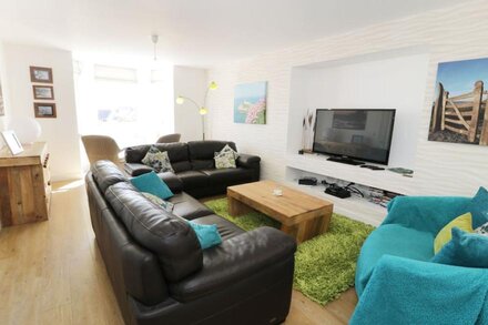 TREARDDUR VIEWS, family friendly, with a garden in Trearddur Bay