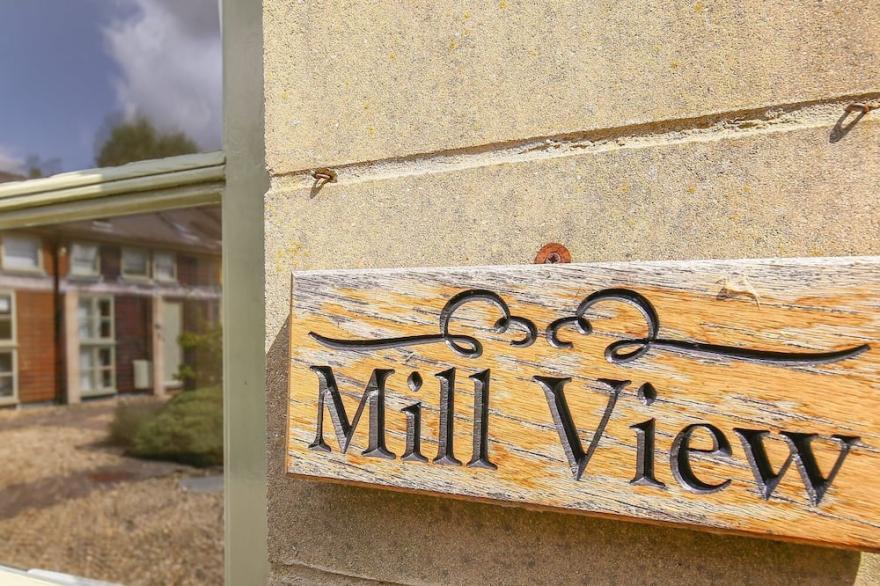 MILL VIEW, romantic, with pool in Cotswold Water Park