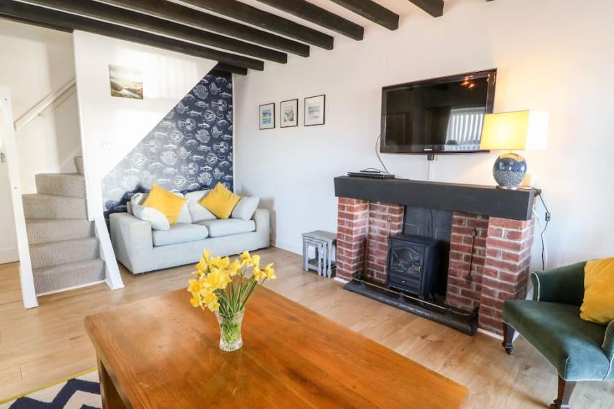 MALLTRAETH COTTAGE, pet friendly, with a garden in Malltraeth