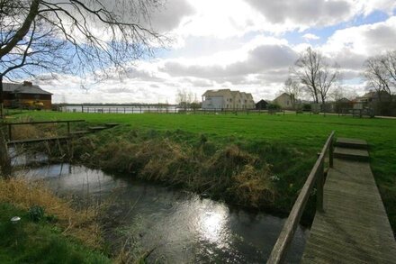 KINGFISHERS COTTAGE 8, family friendly in Cotswold Water Park