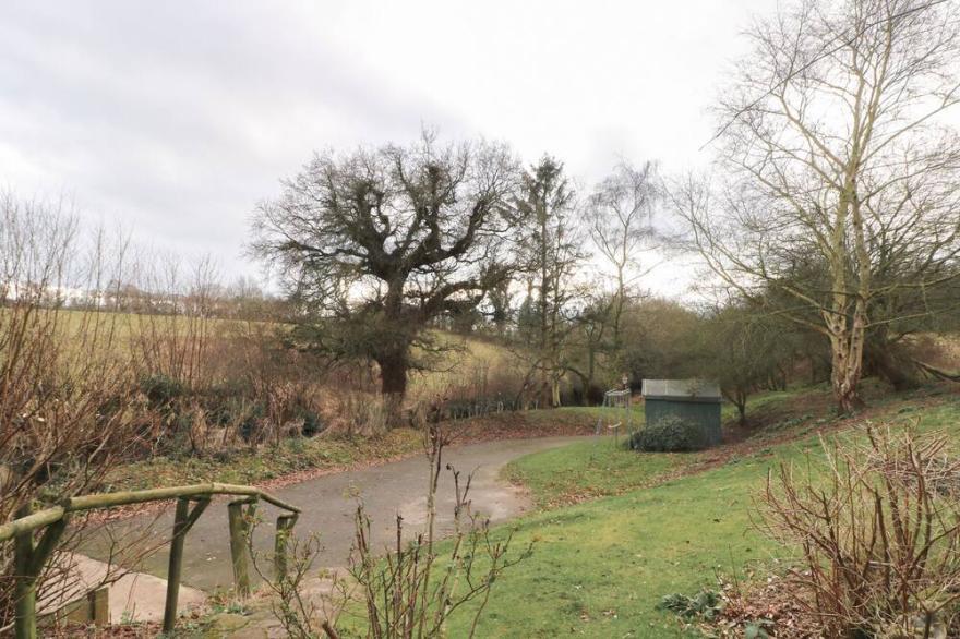 HOLLY TREE COTTAGE, Family Friendly, With Open Fire In Tarvin