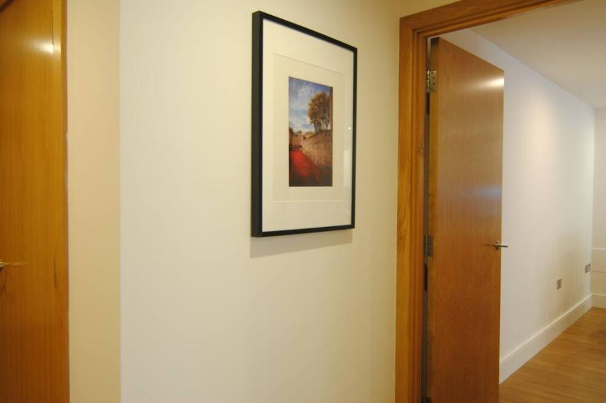 Modern 2 Bedrooms Apartment near Hyde park in Bayswater 1