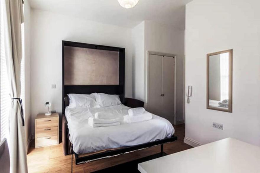 Bright Studio In Camden Next To Mornington Crescent Underground Sation