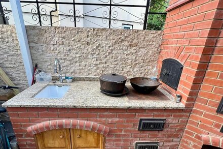 One of a kind 3-bed garden apartment with BBQ & sauna