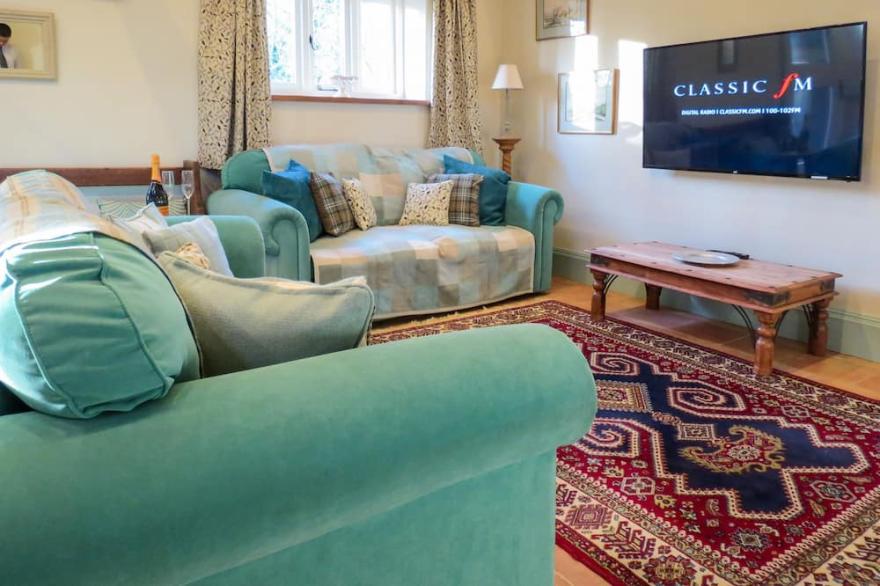 Appletree Cottage - sleeps 4 guests  in 1 bedroom