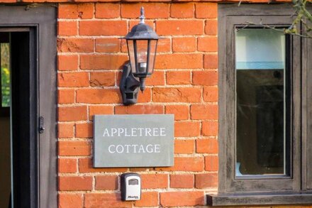 Appletree Cottage - sleeps 4 guests  in 1 bedroom