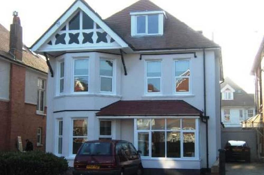 BOURNECOAST: CLOSE TO STUNNING SANDY BEACHES AND SHOPS IN SOUTHBOURNE - FM4036