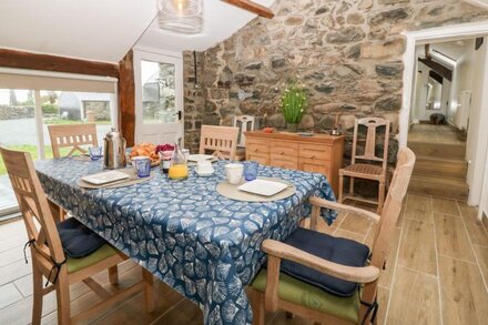 Y BWTHYN, pet friendly, character holiday cottage in Dyffryn Ardudwy