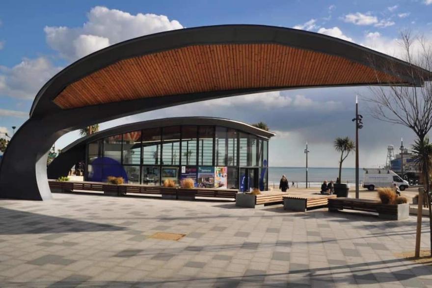 BOURNECOAST: short walk to SANDY BEACHES/PIER and shops in Boscombe-WIFI -FM3070