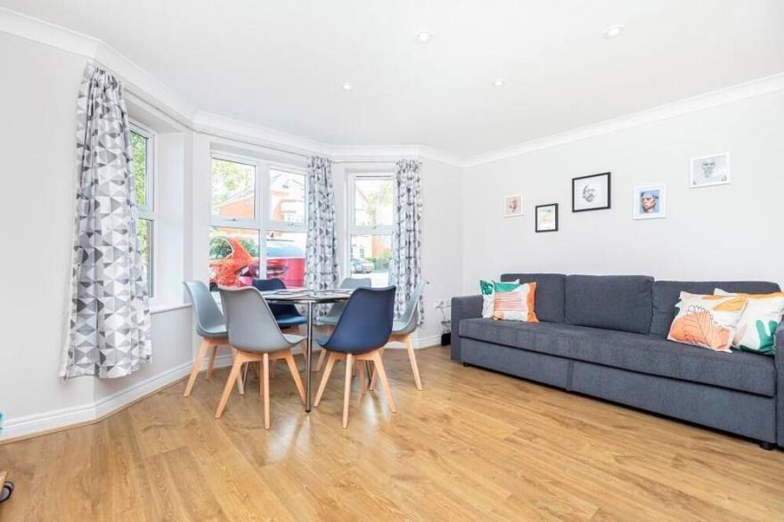 BOURNECOAST: short walk to SANDY BEACHES/PIER and shops in Boscombe-WIFI -FM3070
