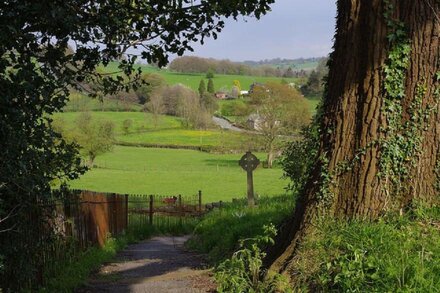 5* PEAK DISTRICT COTTAGE NEAR ASHBOURNE & ALTON TOWERS