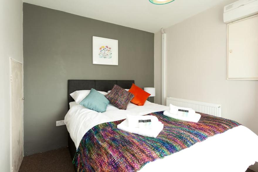 Modern Comfortable and stylish 4 bedroom house very close to Gatwick