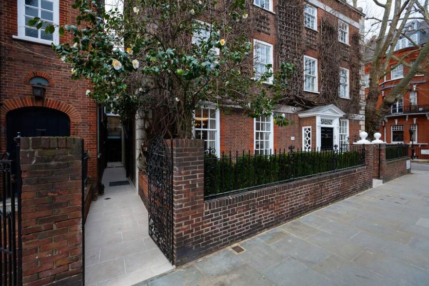 Beautiful, And Very Wide House In The Heart Of Chelsea
INSTANT BOOK On VRBO UK