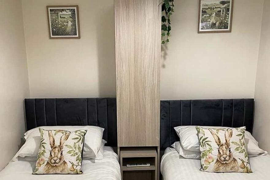 Stunning 3 bed, 2 bath apartment near transport links and local amenities