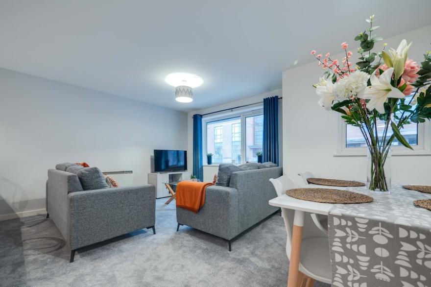 Pass the Keys | Spacious Manchester Apartment with Parking