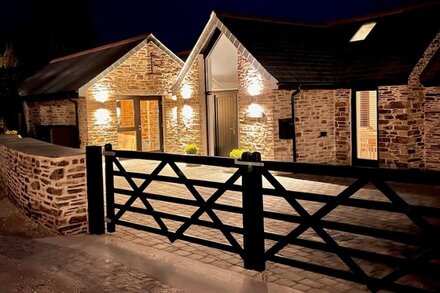 Luxury barn conversion near Padstow - stunning ocean views, garden and hot tub