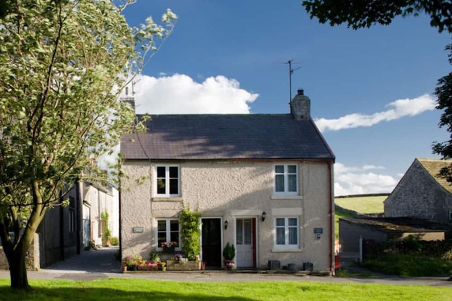 Candlelight Cottage, Litton. Superb walks and excellent pub. 5 star GOLD luxury.