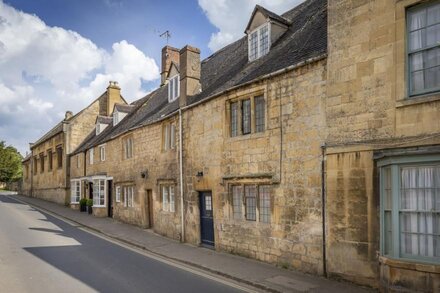 Millers Cottage beautiful listed Cotswolds property