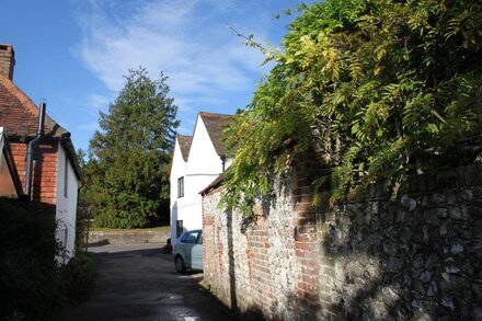 17th Century 3 bedroom Cottage in the South Downs Way National Park with garden