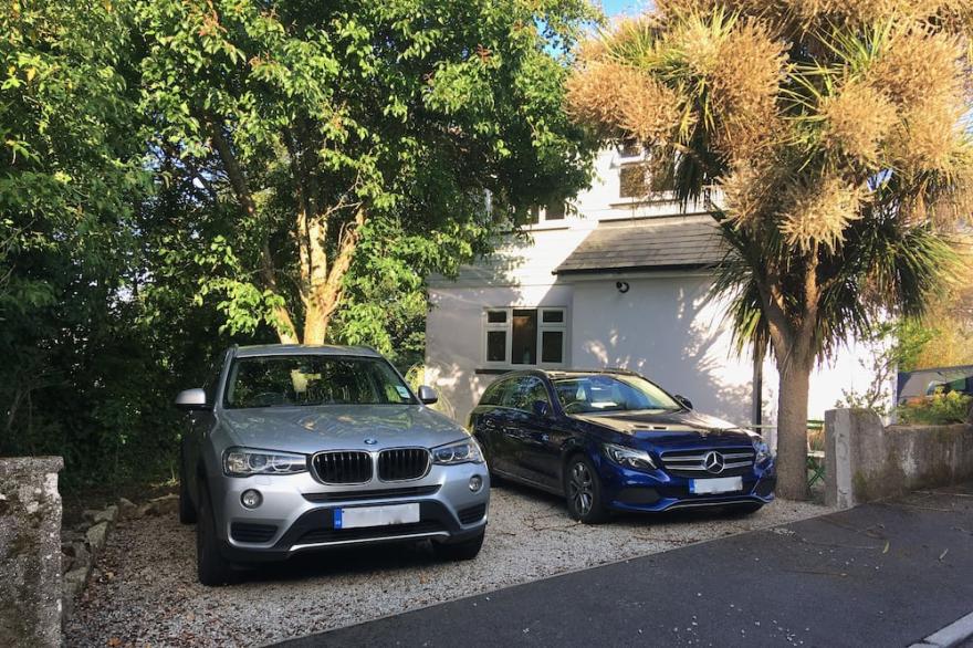 Light, spacious loft apt in Falmouth town, with car parking and