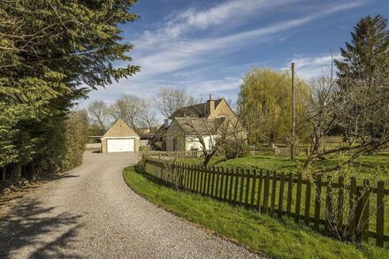 Draycott Farm large Cotswold property with hot tub