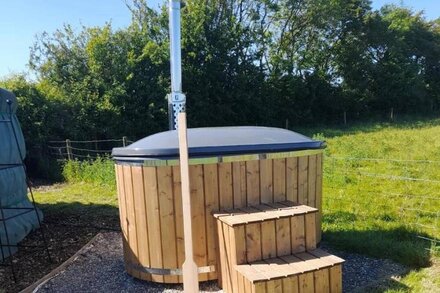 Beautiful Rural Yurt with Wood Fired hot tub