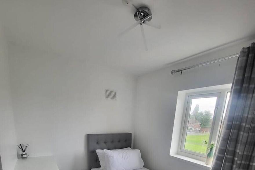 Spacious serviced home with free parking & Wi-Fi