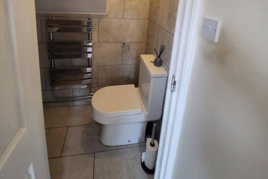 Spacious serviced home with free parking & Wi-Fi