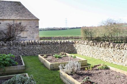 THE COMPTON COTTAGE, pet friendly, with a garden in Northleach