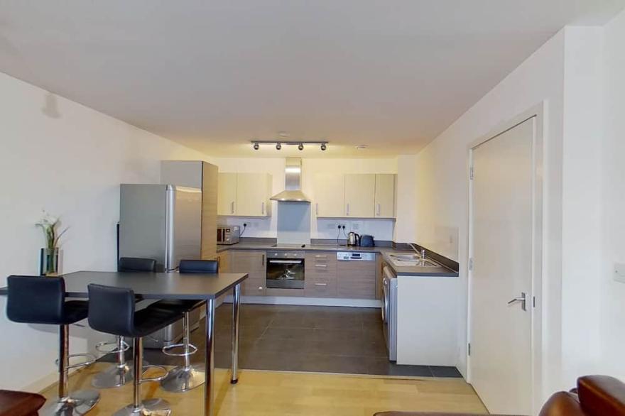 Superb 2 Bedroom Apartment With Parking In London