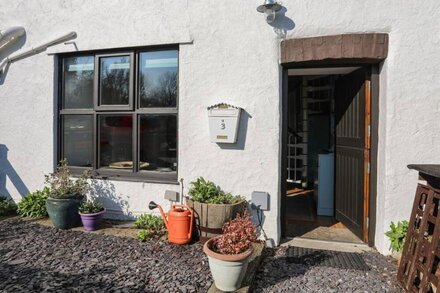 3 LON FAWR, pet friendly, character holiday cottage in Pentraeth