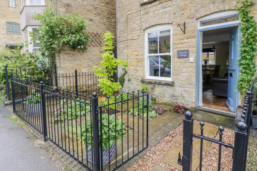 VICTORIA COTTAGE, Pet Friendly, With Open Fire In Chipping Norton