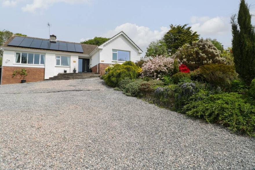 THE DINGLE, Pet Friendly, Character Holiday Cottage In Stepaside